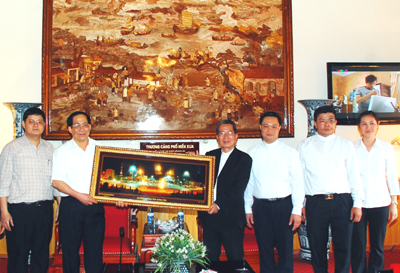 Bí thư Thành uỷ Hưng Yên Nguyễn Thế Đắc tiếp đoàn chức sắc giáo phận Thái Bình
